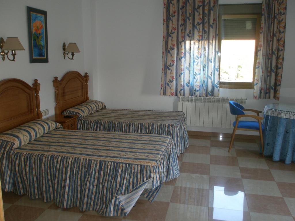 Hostal Los Rosales ألكاراز الغرفة الصورة